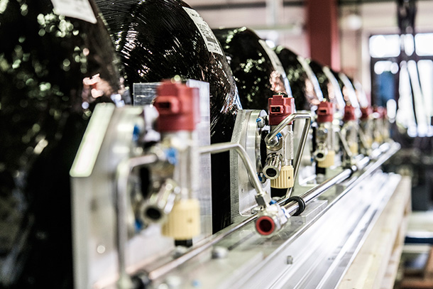 Carbon fiber reinforced high-pressure hydrogen cylinders