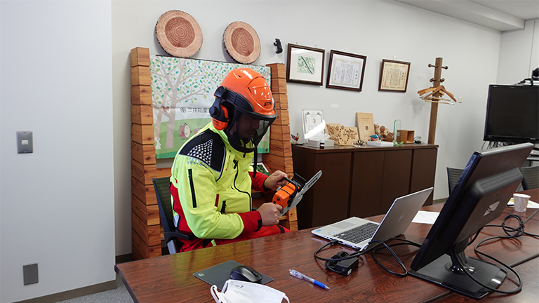 Holding a visiting class online